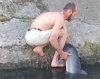 В Керчи в центре города горожанин спас дельфина (7 фото)