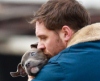 Актер Том Харди расцеловал на съемках фильма щенка