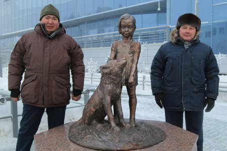 Памятник девочке Карине и ее собаке появился в Якутске