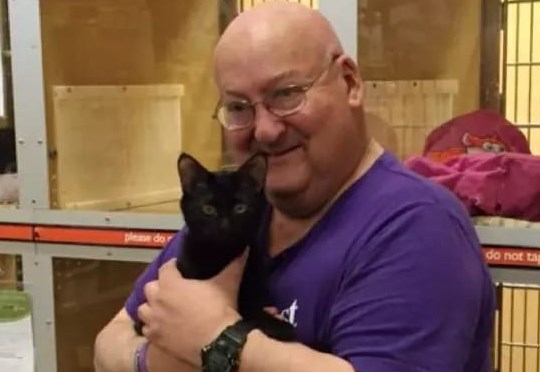 Мужчина взял кота из приюта, а через 3 дня тот спас ему жизнь