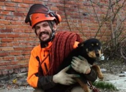 В Курске альпинисты вытащили собаку из 10-метрового колодца