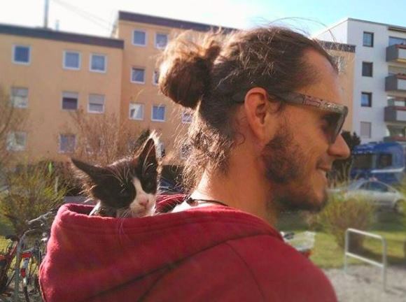 Мужчина спас с улицы осиротевшего котенка и потом вместе с ним объехал десяток стран