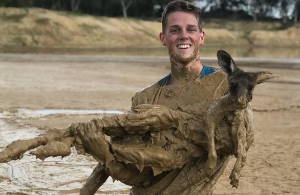 В Австралии подросток нырнул в грязь, чтобы спасти кенгуру