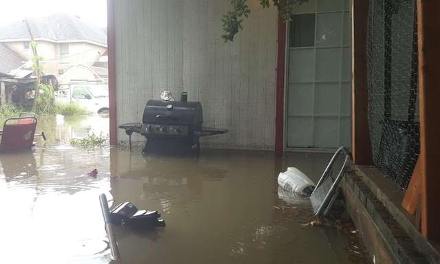 В Техасе во время наводнения мужчина прорубил пол в доме, чтобы спасти кошку
