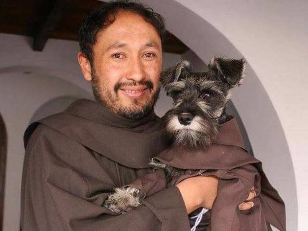 Брат Биготон: В Боливии монахи приняли в свою общину щенка