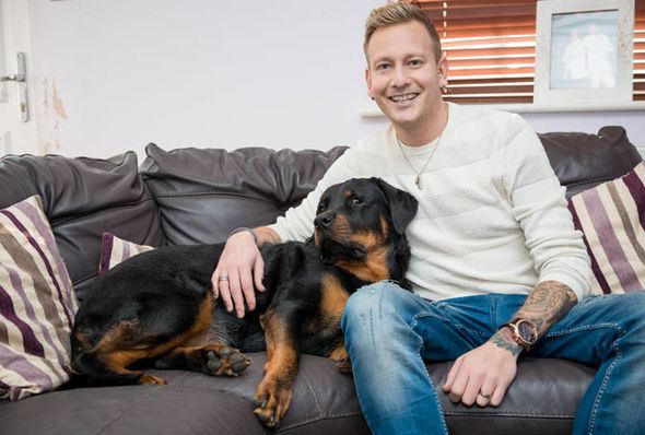 Собака-герой спасла жизнь своему хозяину, открыв дверь врачам Скорой