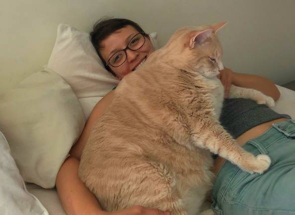 Парень и девушка взяли из приюта очень толстого кота и решили привести его в норму